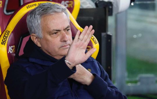 Mourinho vicino alla panchina di una nazionale