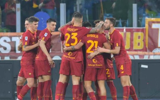 Abbraccio di squadra, e Roma pronta al calciomercato.