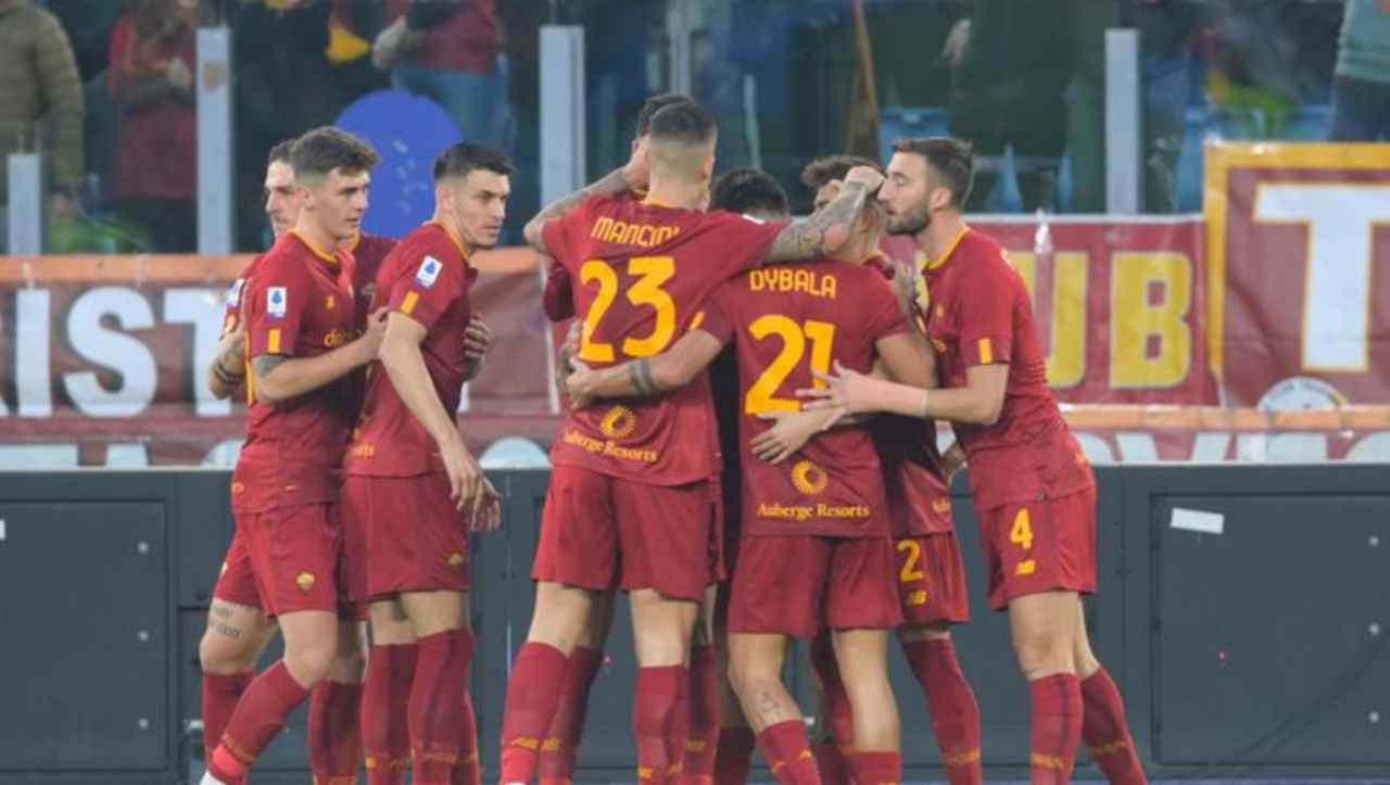 Abbraccio di squadra, e Roma pronta al calciomercato. 