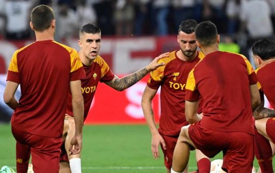 I giocatori della Roma durante il riscaldamento pre partita - Foto ANSA - Ilromanista.it