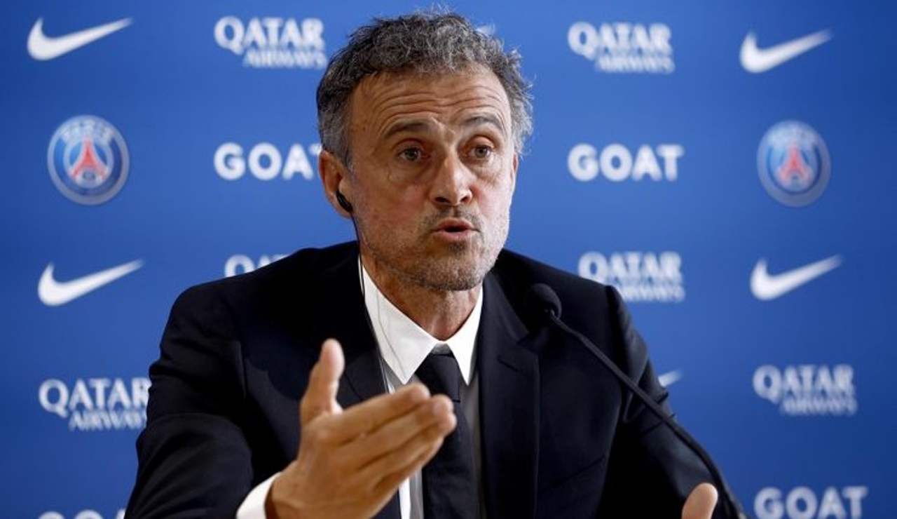 Luis Enrique nella conferenza di presentazione come nuovo allenatore del PSG - Foto ANSA - Ilromanista.it