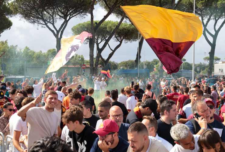I tifosi della Roma festeggiano a Trigoria - Foto ANSA - Ilromanista.it