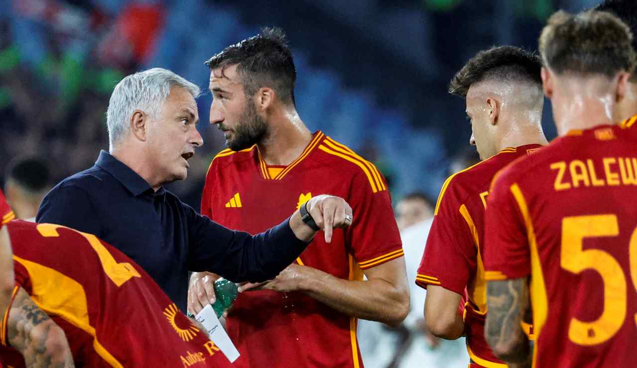 Josè Mourinho con i giocatori della Roma - Foto ANSA - Ilromanista.it