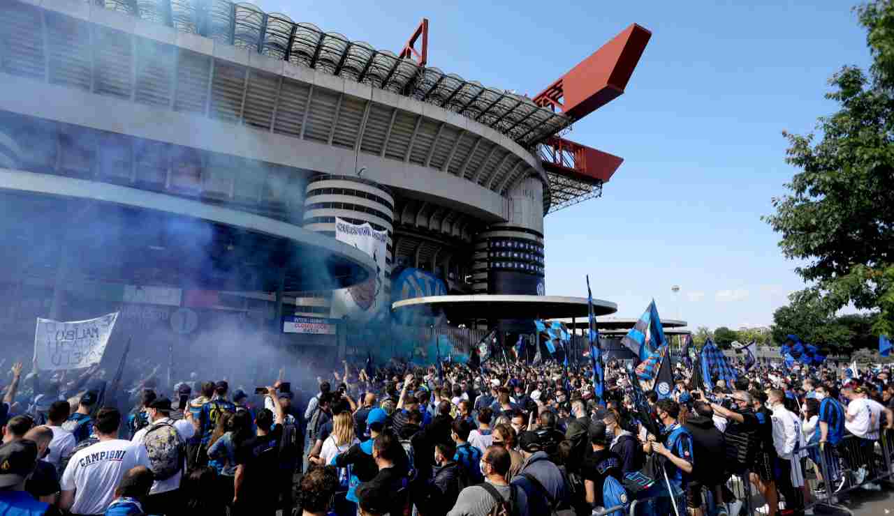 Tifosi dell'Inter fuori dallo stadio
