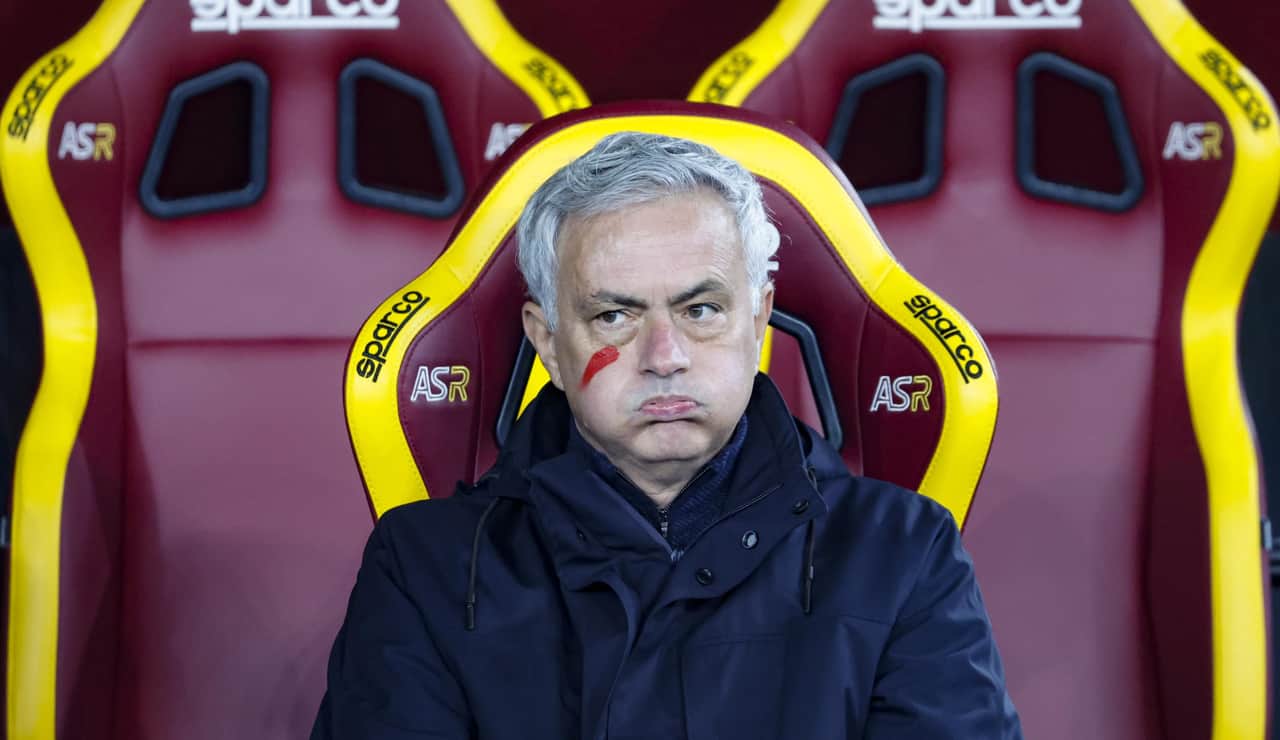 Josè Mourinho in panchina contro l'Udinese - Foto ANSA - Ilromanista.it