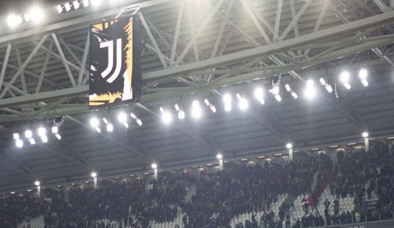 Lo stemma della Juventus all'Allianz Stadium - Foto ANSA - Ilromanista.it