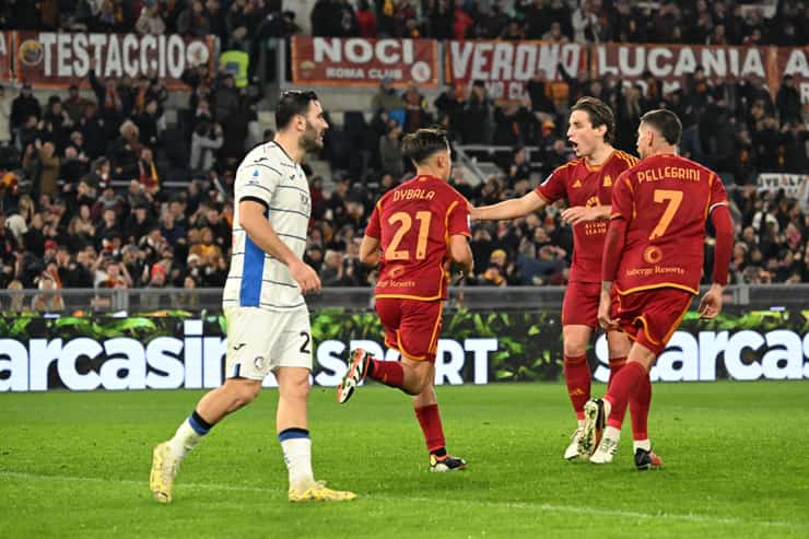 La Roma festeggia la rete di Dybala nel match contro l'Atalanta - Foto ANSA - Ilromanista.it
