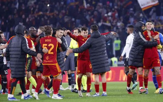 La Roma festeggia una vittoria a fine partita - Foto ANSA - Ilromanista.it