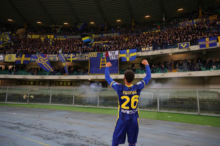 Ngonge festeggia sotto la curva dei tifosi dell'Hellas Verona - Foto ANSA - Ilromanista.it