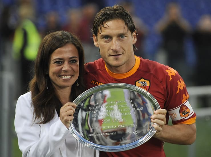 Rosella Sensi premia Francesco Totti - Foto ANSA - Ilromanista.it