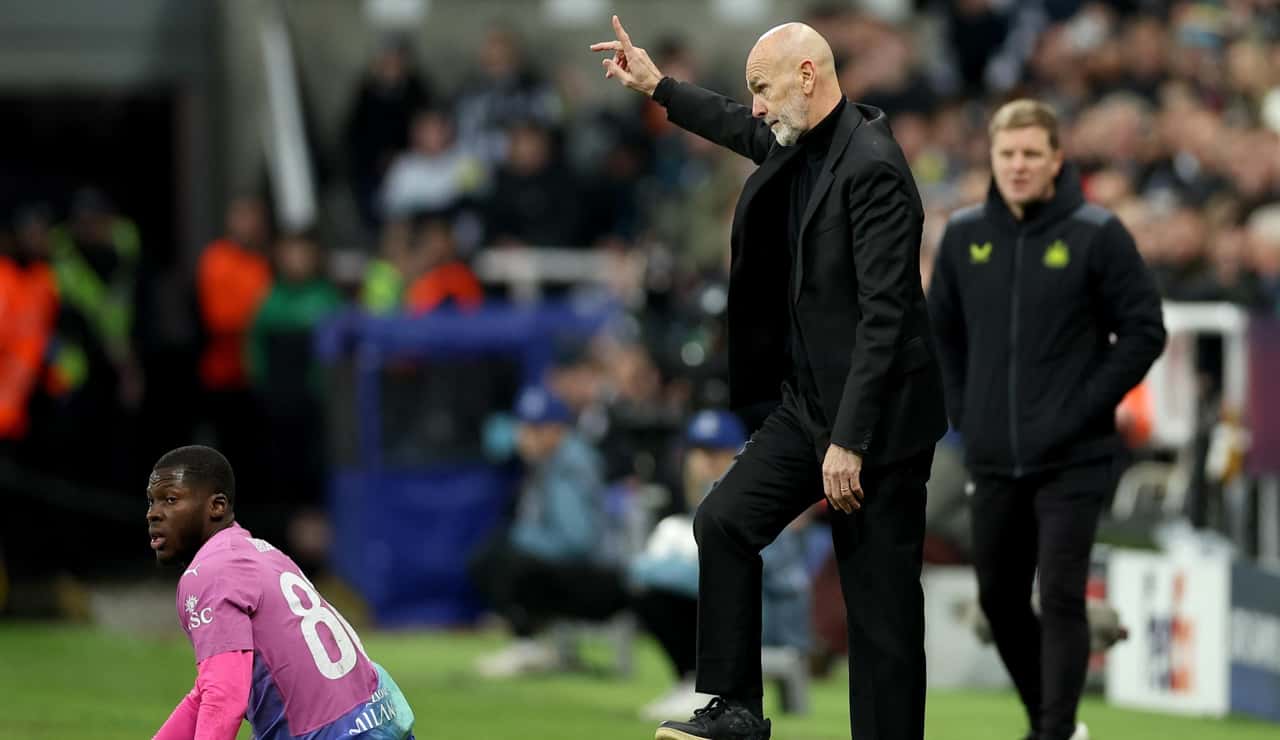 Stefano Pioli dà indicazioni in panchina - Foto ANSA - Ilromanista.it