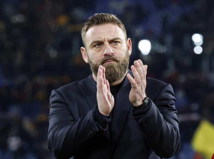 Daniele De Rossi applaude ai tifosi - Foto ANSA - Ilromanista.it
