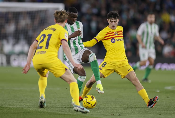 De Jong e Pedri in una recente sfida della Liga - Foto ANSA - Ilromanista.it