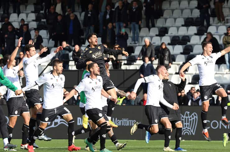 Lo Spezia festeggia la vittoria nell'ultima gara di Serie B - Foto Lapresse - Ilromanista.it