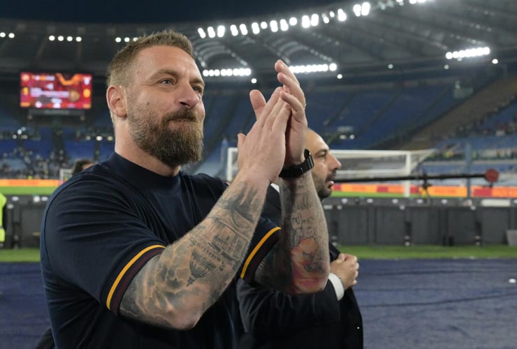 Daniele De Rossi ringrazia i tifosi - Foto Lapresse - Ilromanista.it