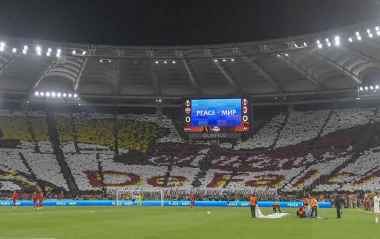 La curva della Roma prima del match contro il Milan in Europa League - Foto Lapresse - Ilromanista.it