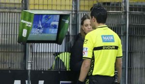 Un arbitro va a controllare al Var - Foto Lapresse - Ilromanista.it