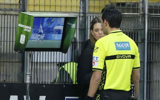 Un arbitro va a controllare al Var - Foto Lapresse - Ilromanista.it