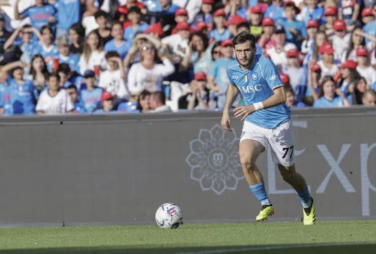 Kvara in campo con la maglia del Napoli - Foto Lapresse - Ilromanista.it