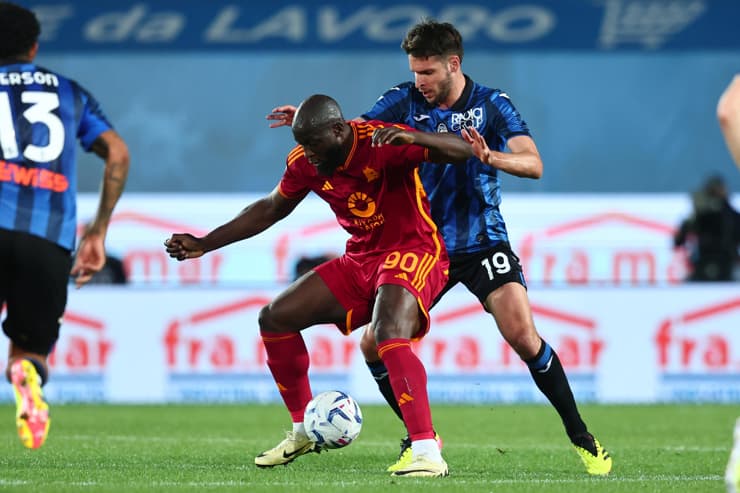 Romelu Lukaku in campo con la maglia della Roma - Foto ANSA - Ilromanista.it