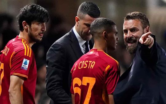 Daniele De Rossi dà indicazioni - Foto Lapresse - Ilromanista.it