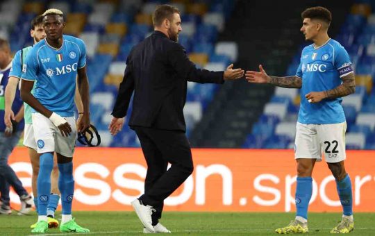 Daniele De Rossi saluta i giocatori del Napoli - Lapresse - Ilromanista.it