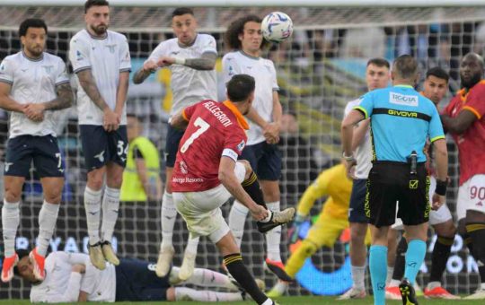 Il calcio di punizione di Pellegrini durante il derby - Lapresse - Ilromanista.it