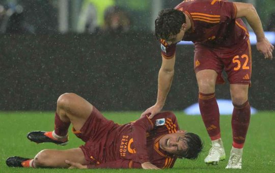 Bove in soccorso di un dolorante Dybala - Lapresse - Ilromanista.it