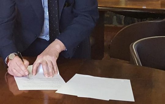 La firma sul contratto - Foto Lapresse - Ilromanista