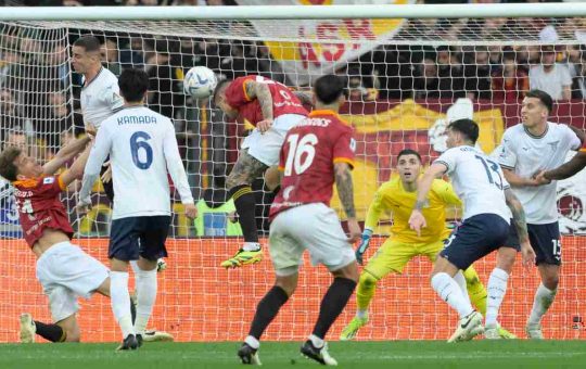 L'incornata di Mancini nel derby della passata stagione - Lapresse - Ilromanista.it