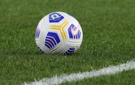 Un pallone in campo - Lapresse - Ilromanista.it