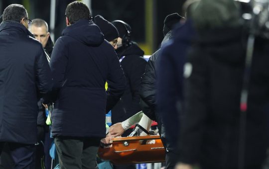 Il calciatore lascia il campo in barella - Lapresse - Ilromanista.it