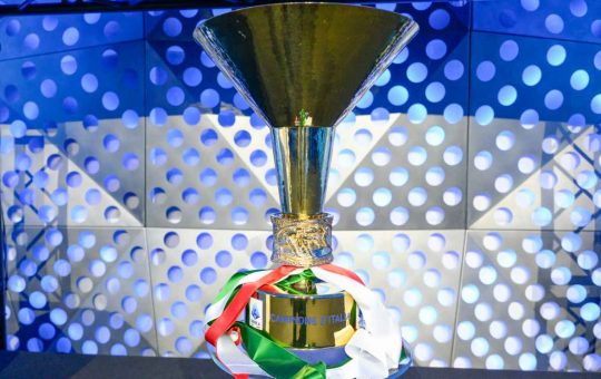 Il trofeo del campionato di Serie A - Lapresse - Ilromanista.it