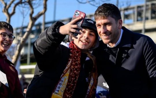 Florent Ghisolfi con alcuni giovani tifosi - Facebook - Ilromanista.it
