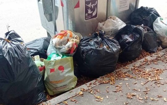 L'immondizia vicino a un cassonetto - Foto Instagram - Ilromanista.it