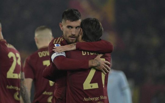 Formazioni ufficiali Roma-Como, Pellegrini torna titolare insieme a Dybala: out Saelemaekers e Dovbyk