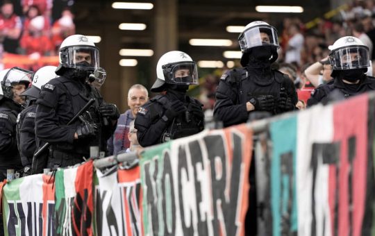 La polizia pronta a intervenire in tribuna - Foto Lapresse - Ilromanista.it