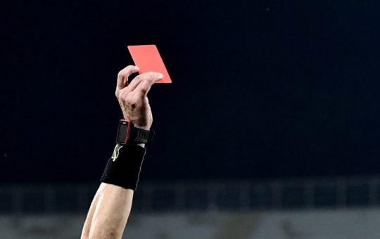 L'arbitro estrae il cartellino rosso - Lapresse - Ilromanista.it