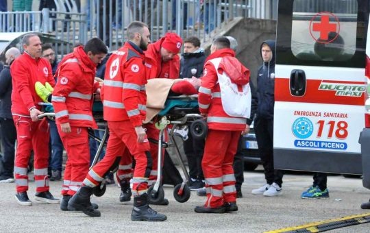 Ambulanza in campo per i soccorsi - Lapresse - Ilromanista.it