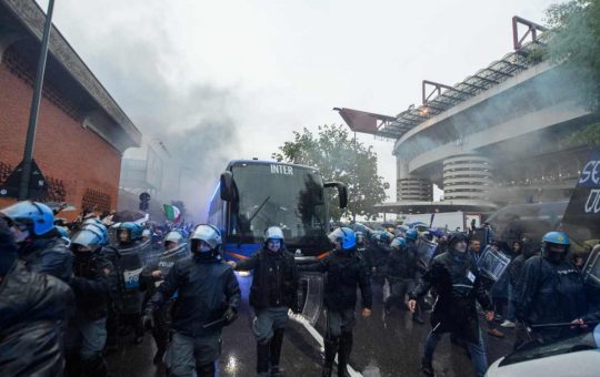 La polizia scorta il pullman dell'Inter fuori dallo stadio - Lapresse - Ilromanista.it
