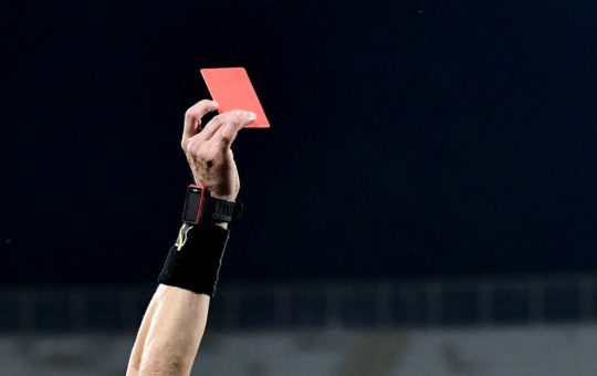 L'arbitro estrae il cartellino rosso - Lapresse - Ilromanista.it