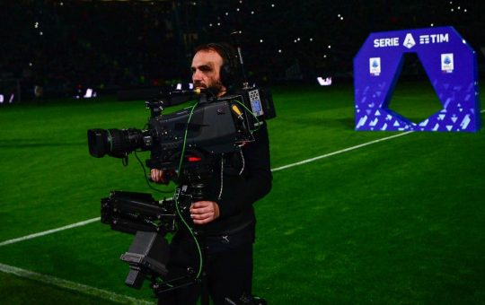 Una telecamera su un campo di Serie A - Lapresse - Ilromanista.it