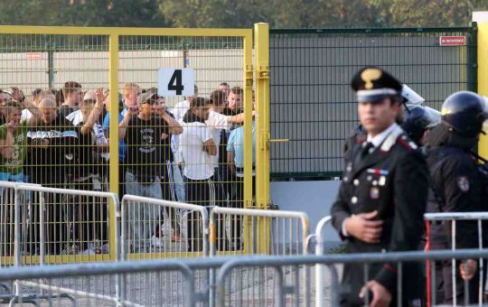 Forze dell'ordine fuori dallo stadio - Lapresse - Ilromanista.it