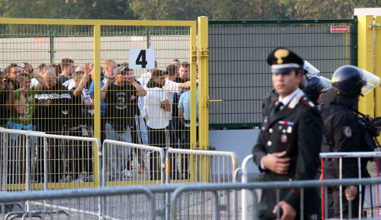 Forze dell'ordine fuori dallo stadio - Lapresse - Ilromanista.it