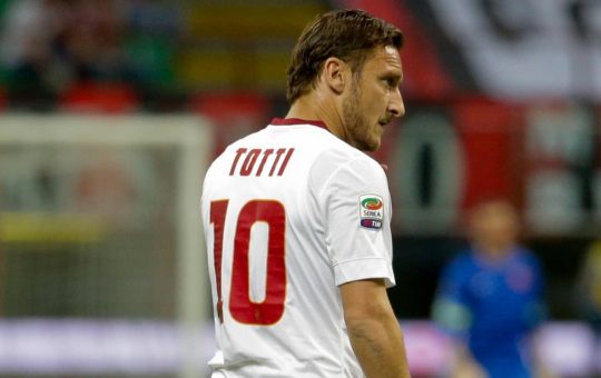 Francesco Totti in campo con la maglia della Roma - Foto Lapresse - Ilromanista.it