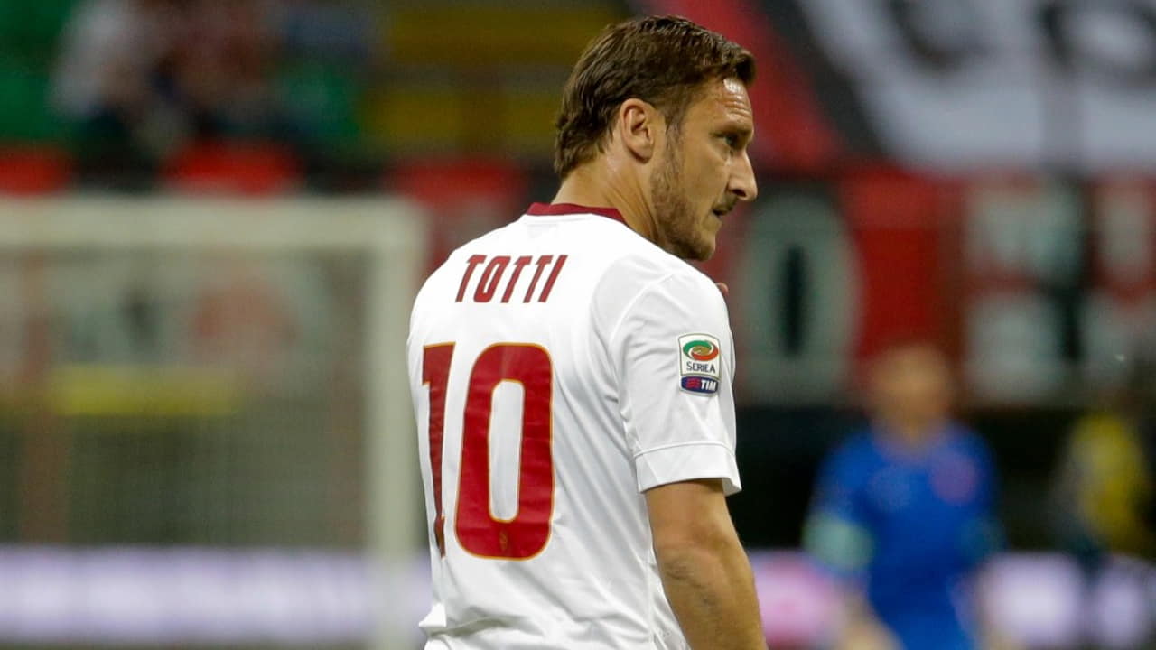 Francesco Totti in campo con la maglia della Roma - Foto Lapresse - Ilromanista.it