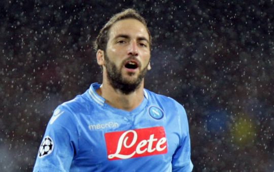 Gonzalo Higuain in campo con la maglia del Napoli - Foto Lapresse - Ilromanista.it