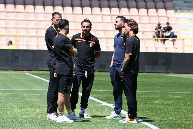 I calciatori del Catanzaro a bordocampo - Lapresse - Ilromanista.it