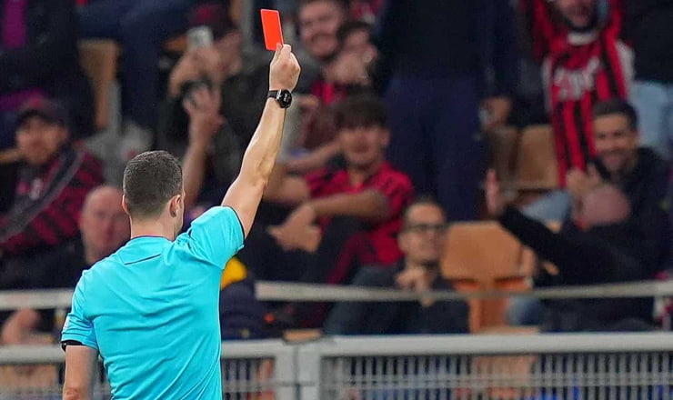 L'arbitro estrae il cartellino rosso - Foto Lapresse - Ilromanista.it