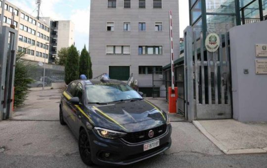 L'auto della Guardia di Finanza - Facebook - Ilromanista.it